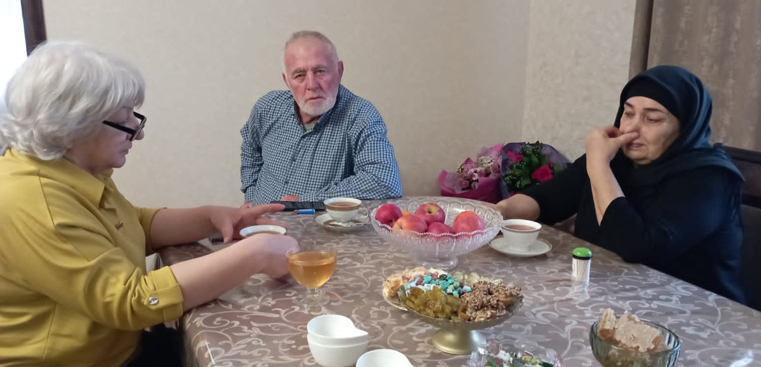 В преддверии Нового года работники Новолакского ЦСОНа посетили на дому семьи, погибших участников СВО.